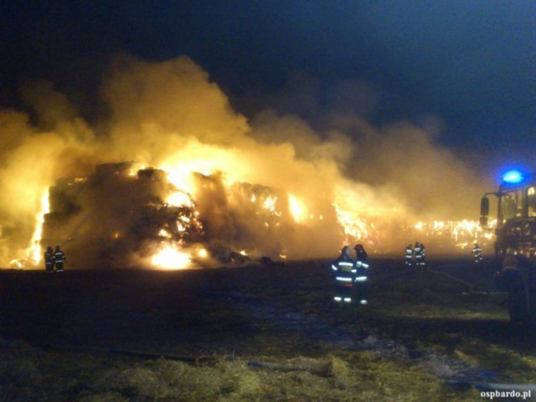 16 zastępów straży pożarnej gasiło pożar. Straty wstępnie oszacowano na ok. 750 tys. zł.