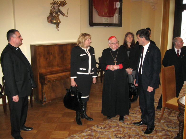 Spotkanie okazało się również dobrym momentem na wręczenie kardynałowi obrazu z jego podobizną