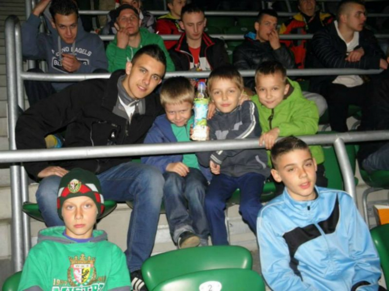 Młodzi piłkarze z AP Orzeł Ząbkowice Śląskie na meczu Śląsk - Lechia