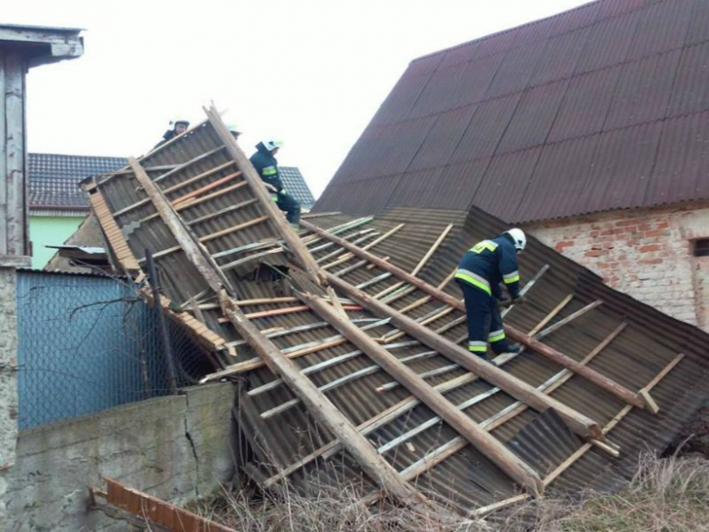 Strażacy rozbierali zerwaną część dachu