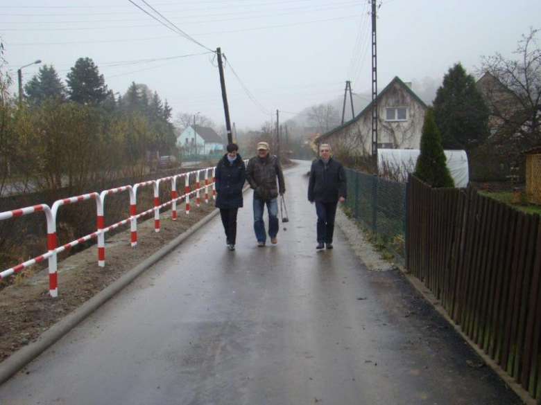 Nowa droga w Mąkolnie. Odrestaurowali też przydrożną kolumnę wotywną wraz z figurą