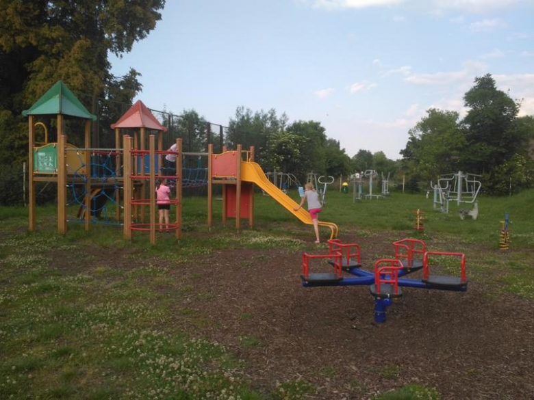 Plac zabaw w Stoszowicach w bliskim sąsiedztwie remontowanego obiektu po byłej szkole