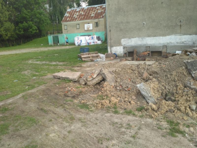 Plac zabaw w Stoszowicach w bliskim sąsiedztwie remontowanego obiektu po byłej szkole