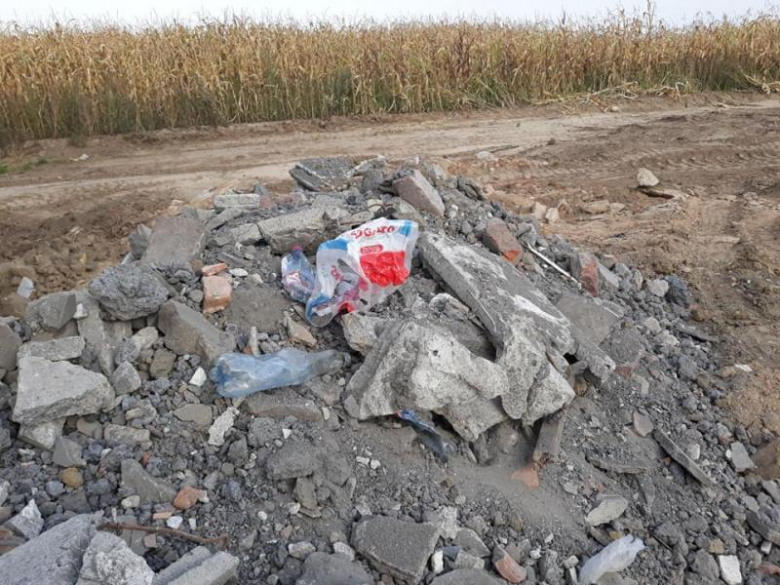Nielegalne składowisko odpadów w Szklarach-Hucie