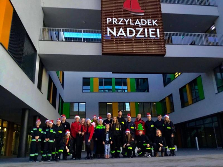 Strażacy z Budzowa zebrali ponad tysiąc pluszaków i przekazali je chorym dzieciom na raka