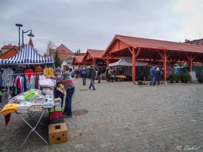 Pierwszy dzień handlu na odnowionym targowisku w Ziębicach