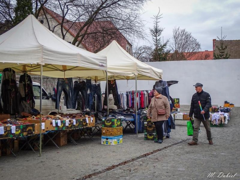 Pierwszy dzień handlu na odnowionym targowisku w Ziębicach