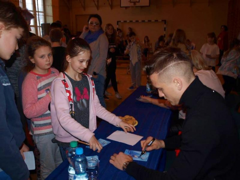 Piotr Zieliński z wizytą w szkole podstawowej nr 1 w Ząbkowicach Śląskich