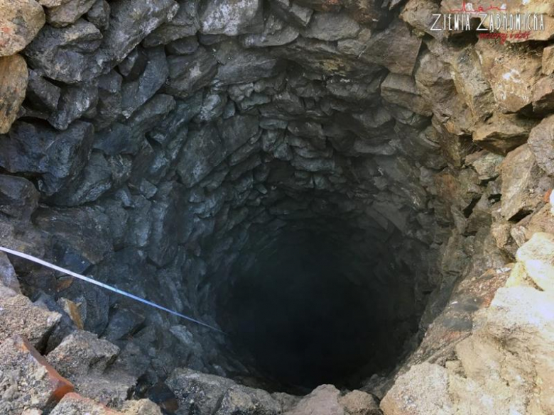 Studnia wyłożona jest doskonale dopasowanym kamieniem. Jest głęboka na ponad 17 metrów i ma średnicę około 130 cm. Nie można wykluczyć, że może pochodzić nawet z okresu średniowiecza. Została zachowana w bardzo dobrym stanie