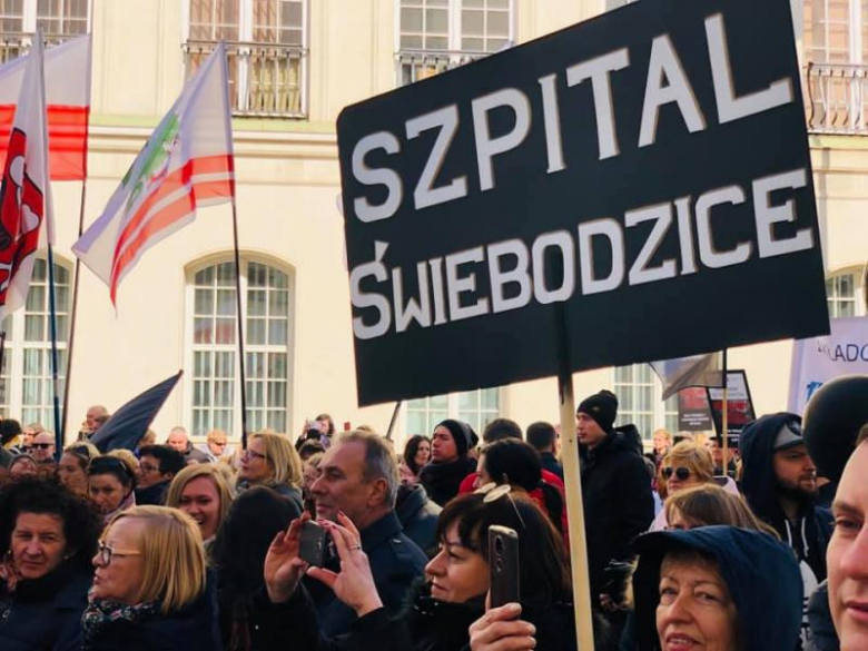 Protest pracowników szpitali powiatowych przed siedzibą Ministerstwa Zdrowia w Warszawie