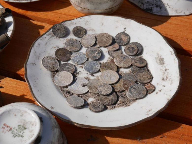 Kilkanaście z kilkuset monet odnalezionych w Spitzbergu