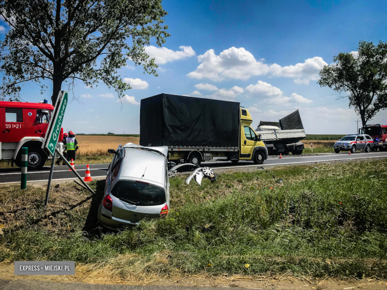 Zderzenie osobówki z ciężarówką na krajowej ósemce przy zjeździe w kierunku miejscowości Grochowa