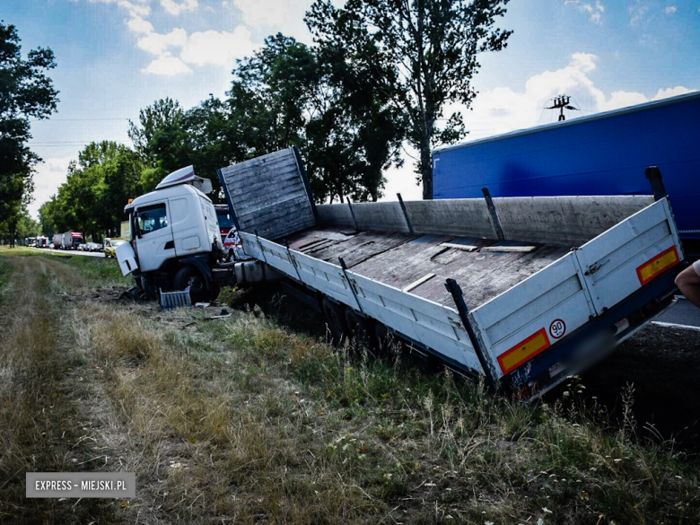Zderzenie osobówki z ciężarówką na krajowej ósemce przy zjeździe w kierunku miejscowości Grochowa