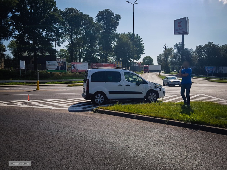 Zderzenie trzech pojazdów na skrzyżowaniu ul. Legnickiej i krajowej ósemki