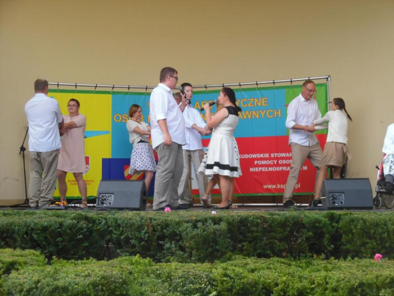 Aktorzy z teatru „Ruch” działającego przy DPS „Zamek” z nagrodą Grand Prix podczas XIX Targów Artystycznych
