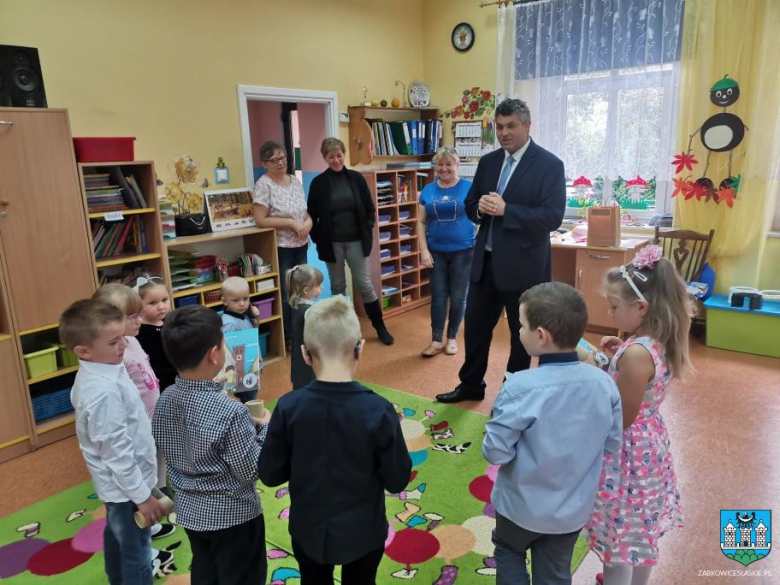 Burmistrz odwiedził przedszkolaki i wręczył im prezenty