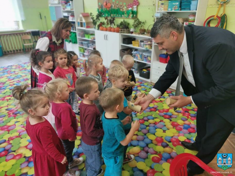 Burmistrz odwiedził przedszkolaki i wręczył im prezenty