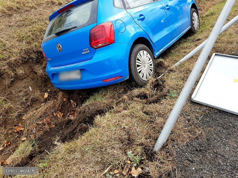 Volkswagen Polo wypadł z drogi w Szklarach