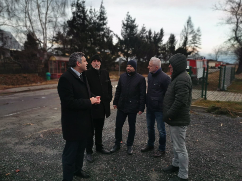 Burmistrz Marcin Orzeszek, jego zastępca Dariusz Małozięć i inni urzędnicy spotkali się z mieszkańcami obiektów, których obiekty mieszkalne i gospodarcze uległy zniszczeniu