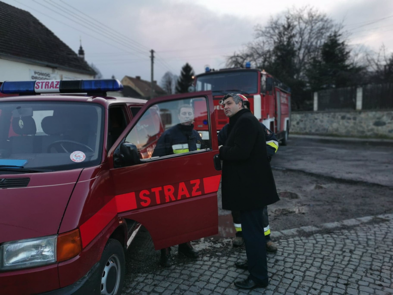 Burmistrz Marcin Orzeszek, jego zastępca Dariusz Małozięć i inni urzędnicy spotkali się z mieszkańcami obiektów, których obiekty mieszkalne i gospodarcze uległy zniszczeniu