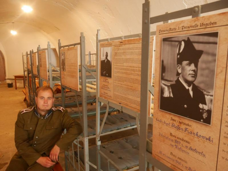 Jedna z sal sypialnych, w których więziono polskich oficerów. Na każdym z łóżek są biogramy z sylwetkami oficerów więzionych w Srebrnej Górze