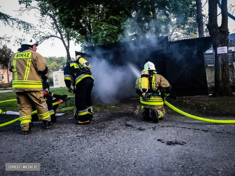 Pożar garażu na ul.Skoroleckiej w Kamieńcu Ząbkowickim