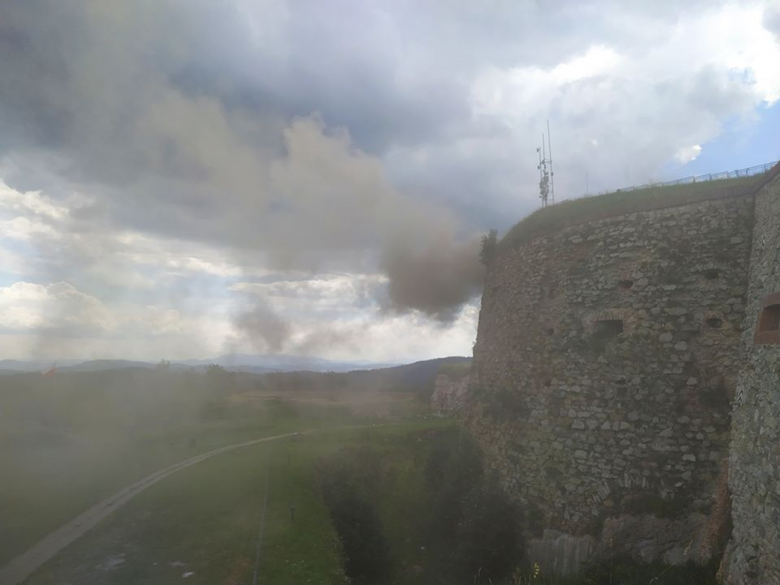 Pożar na terenie historycznej strzelnicy w Twierdzy Srebrna Góra
