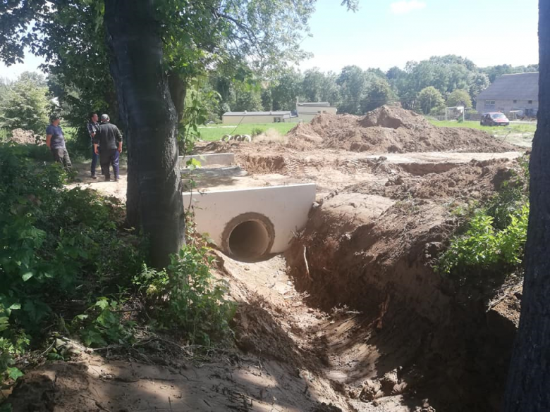 Początek remontu drogi dojazdowej do gruntów rolnych w Czerńczycach