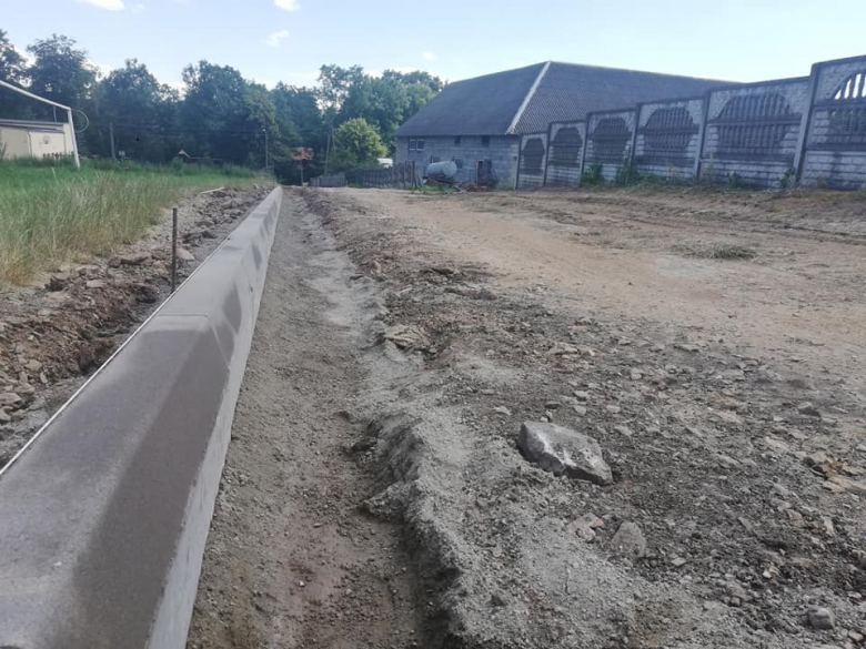 Początek remontu drogi dojazdowej do gruntów rolnych w Czerńczycach