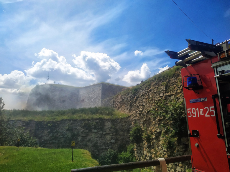 Twierdza Srebrna Góra po wczorajszym pożarze, do którego doszło w pomieszczeniu strzelnicy, jest już ponownie otwarta dla turystów