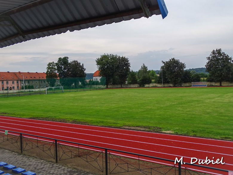 Stadion miejski w Ziębicach zyskuje nowy wygląd. Utworzona została nowa bieżnia tartanowa