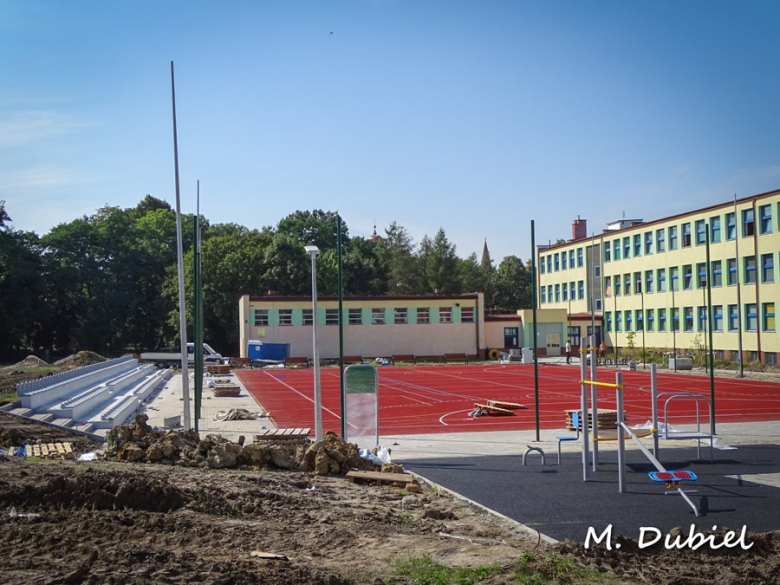 Prace na placu budowy boiska wielofunkcyjnego w Szkole Podstawowej nr 2 w Ziębicach