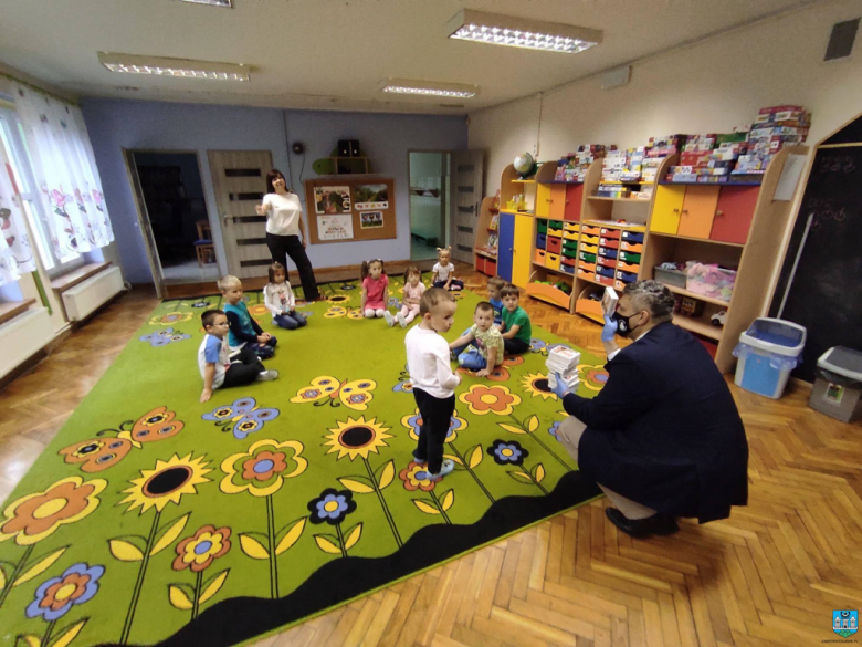 Burmistrz odwiedził przedszkolaków. Najmłodsi otrzymali puzzle z wizerunkiem Krzywej Wieży