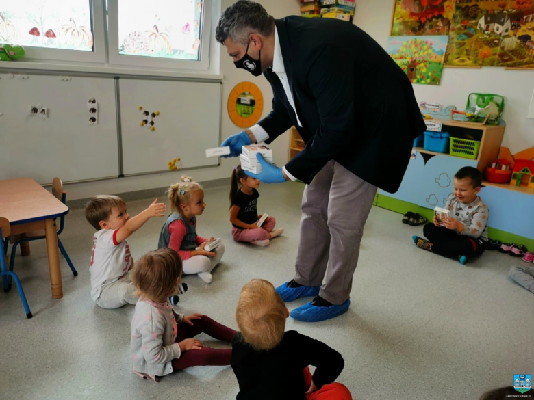 Burmistrz odwiedził przedszkolaków. Najmłodsi otrzymali puzzle z wizerunkiem Krzywej Wieży