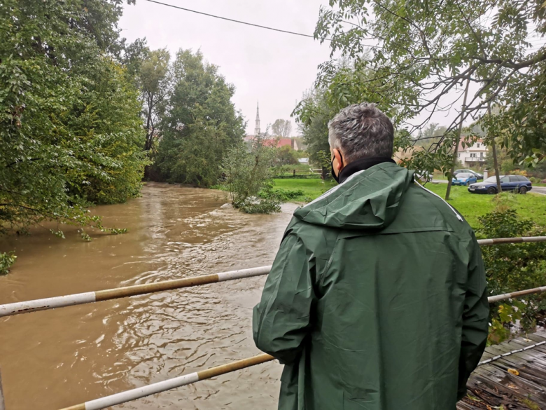 Władze gminy kontrolują sytuację w najbardziej newralgicznych miejscach, po tym jak w godzinach porannych doszło do zalań i kilku podtopień