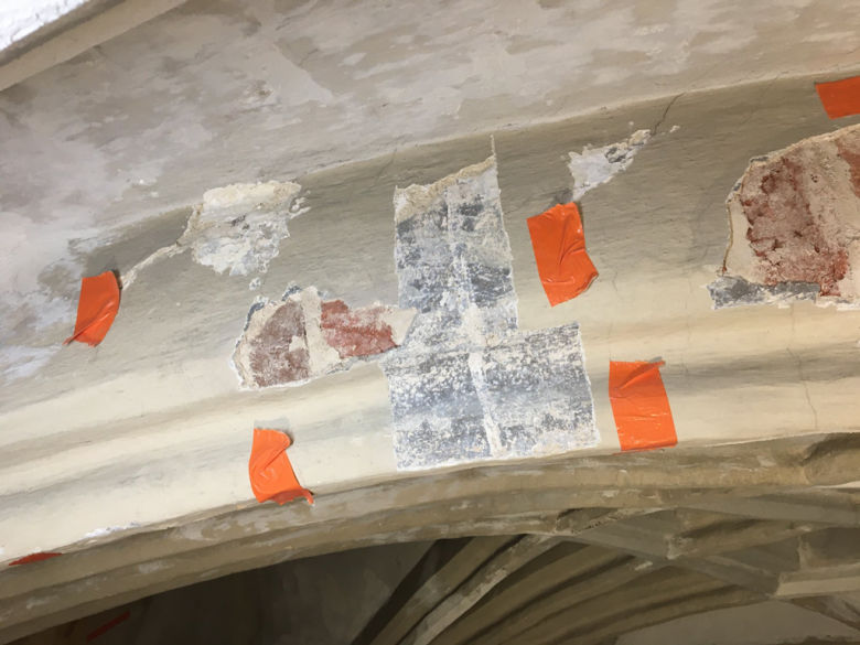 Na ścianach zachowane są fragmenty tynków gotyckich, znane jest ich opracowanie barwne (1415 r.). W wyniku badań stratygraficznych stwierdzono zachowanie pod warstwą cienkich warstw tynków i przemalowań znaczne partie polichromii z XIX w. Zdecydowano o ich zabezpieczeniu (co zapewni ich zachowanie dla przyszłych pokoleń) i zakryciu oraz rekonstrukcji malatur z czasów powstania prezbiterium