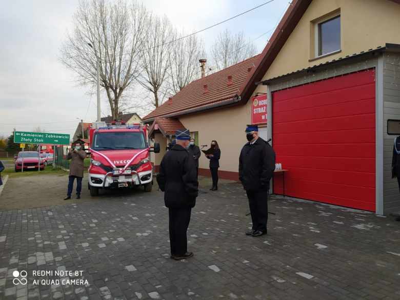 Oficjalne przekazanie nowego samochodu strażakom-ochotnikom z Topoli