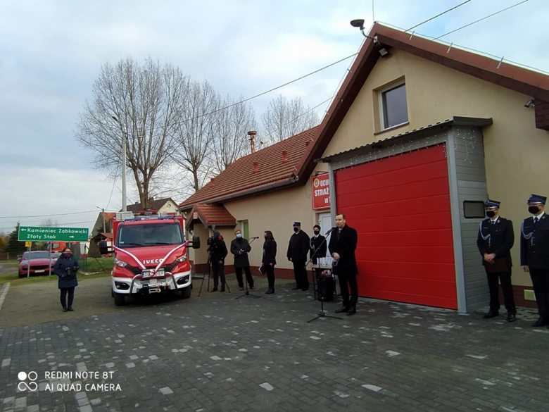 Oficjalne przekazanie nowego samochodu strażakom-ochotnikom z Topoli