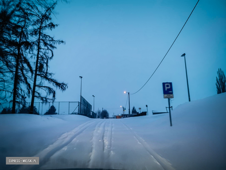 Intensywne opady śniegu sparaliżowały komunikację. Ulica Janusza Kusocińskiego w Ząbkowicach Śląskich