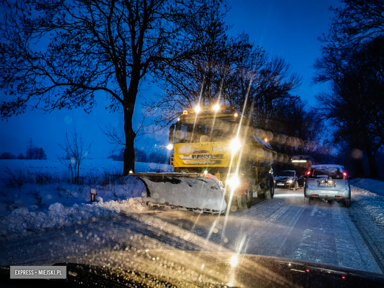 Intensywne opady śniegu sparaliżowały komunikację. Droga wojewódzka nr 385 między Stolcem a Ząbkowicami Śląskimi
