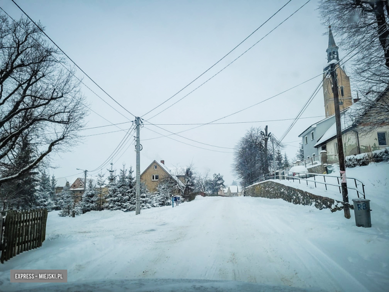 Intensywne opady śniegu sparaliżowały komunikację. Droga powiatowa między Zwróconą a Brodziszowem