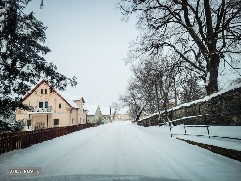 Intensywne opady śniegu sparaliżowały komunikację. Droga powiatowa między Zwróconą a Brodziszowem