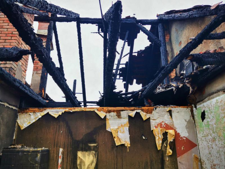 Pożar zabytkowej kamienicy przy ul. Głównej w Bardzie. Dach nad głową straciło kilkanaście osób