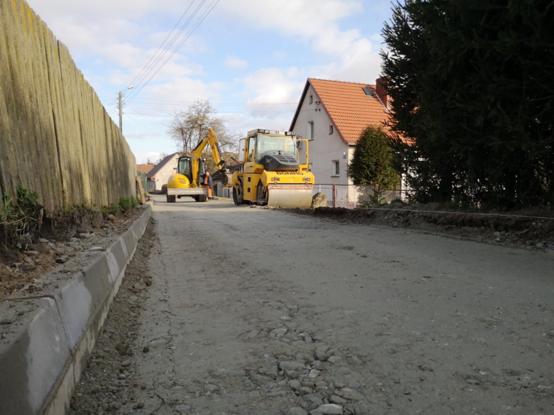 Trwają prace przy budowie drogi gminnej w Nowym Dworze na tzw. Zakącinie