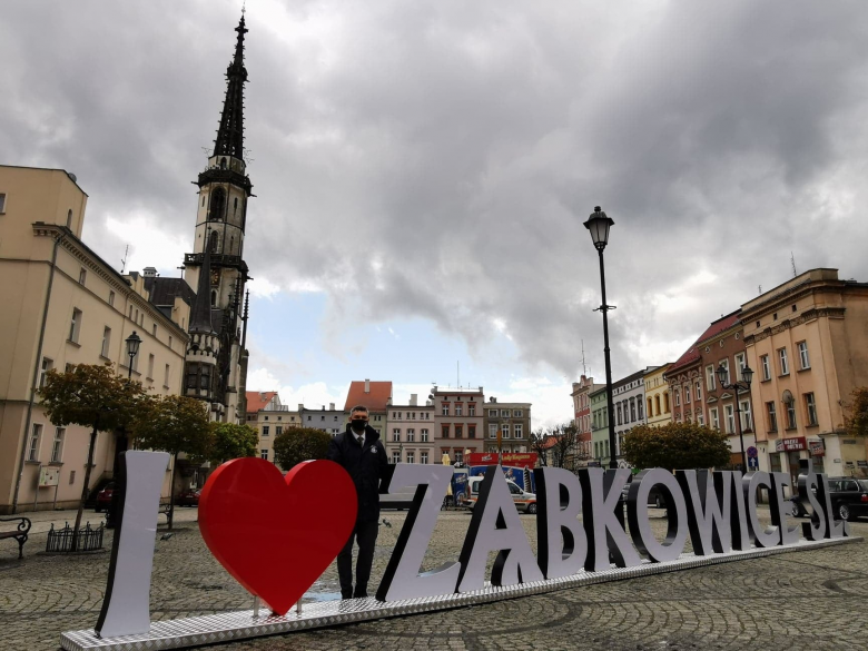 Pierwszą osobą, która pozowała do zdjęcia przy napisie „I love Ząbkowice Śl.” był burmistrz Marcin Orzeszek