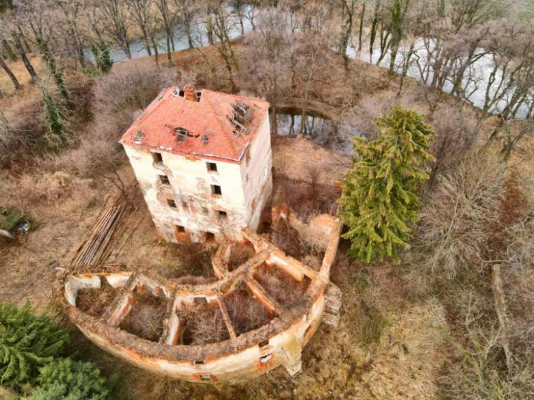 Zamek w Ciepłowodach w zimowej scenerii - luty 2021. Obiekt znajduje się w bardzo złym stanie. Pojawiła się jednak nadzieja, że uda się go uratować. Od marca 2021 roku obiekt ma nowego właściciela