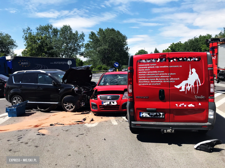 Zderzenie trzech aut na skrzyżowaniu krajowej ósemki z ul. Legnicką