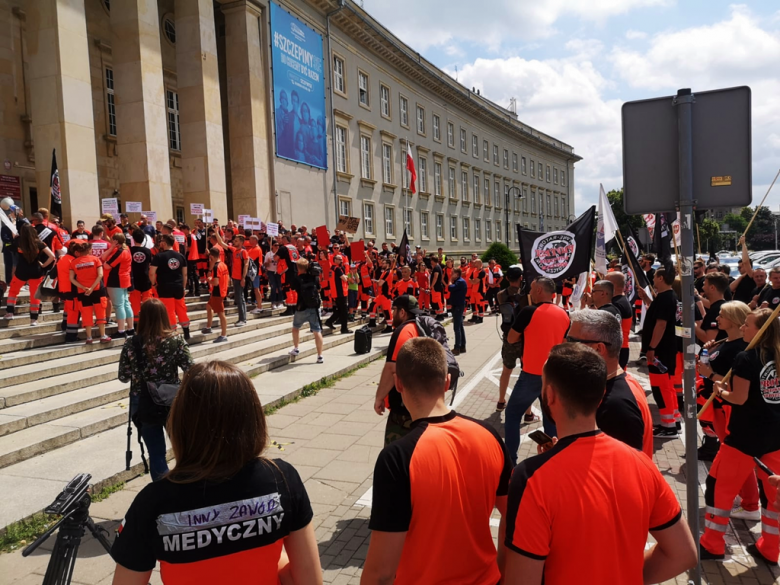Protest ratowników medycznych we Wrocławiu. Wśród protestujących ratownicy z ząbkowickiego pogotowia