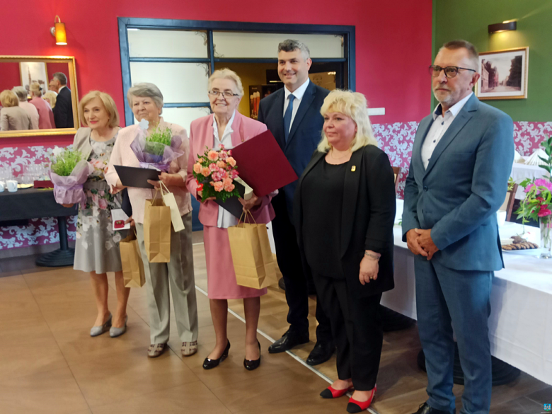 Zarząd Oddziału Związku Nauczycielstwa Polskiego w Ząbkowicach Śląskich zorganizował uroczystość wręczenia „Odznak za 50-letnią przynależność do ZNP” oraz „Listów Gratulacyjnych” dla członków Sekcji Emerytów i Rencistów za ponad 60-letnią przynależność do organizacji związkowej
