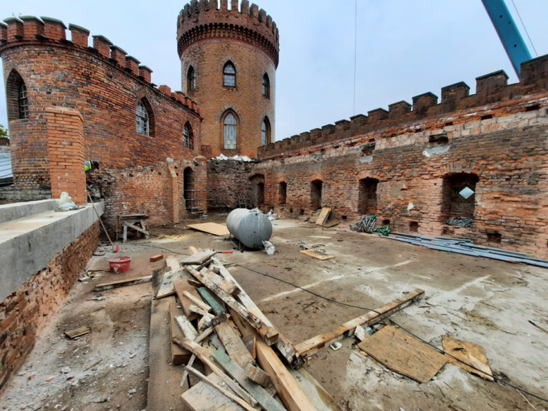 Wymiana pokrycia dachowego na Pałacu Marianny Orańskiej w Kamieńcu Ząbkowickim